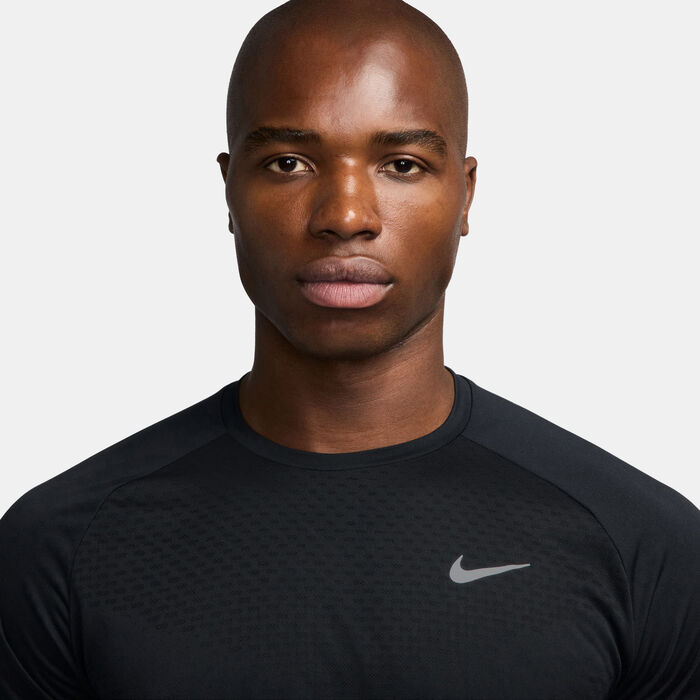 نايكي تيشيرت الجري سترايد دراي فت ايه دي في للرجال أسود image number 2