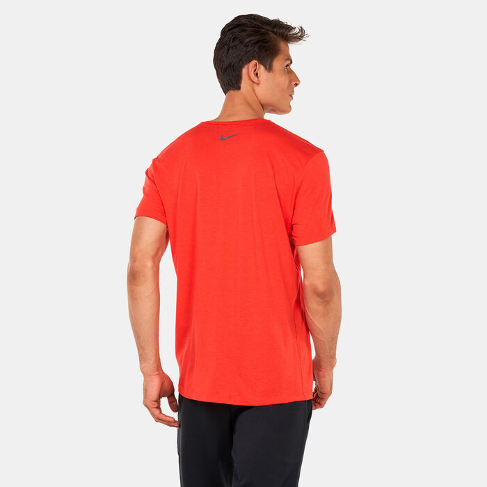 نايكي تيشيرت كور دراي-فِت يوغا للرجال أحمر image number 1