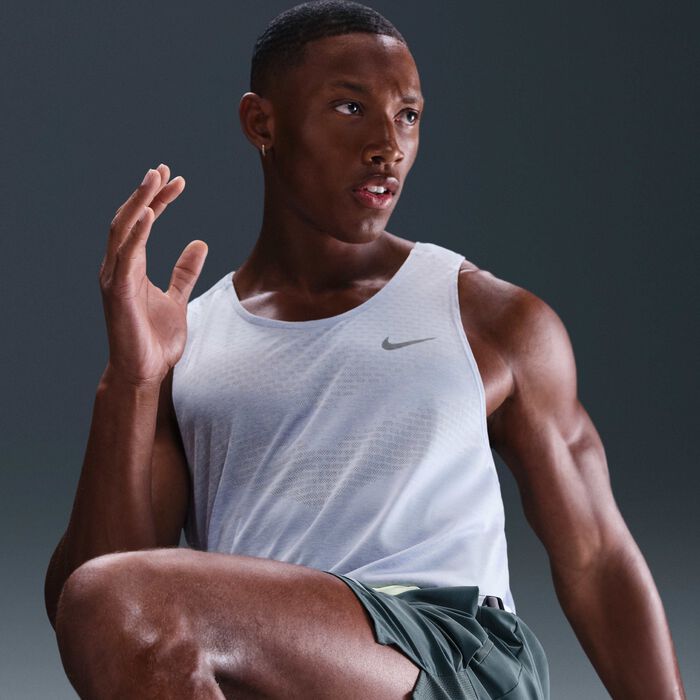نايكي تيشيرت بلا أكمام للجري سترايد دراي-فت ADV للرجال رمادي image number 2